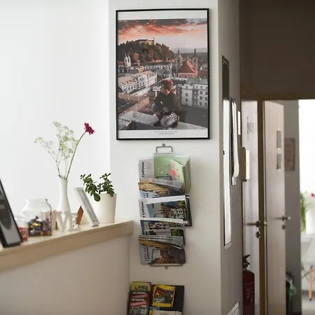 Ms Sparrow ليوبليانا