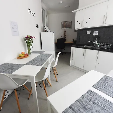 بيت شباب Ms Sparrow *